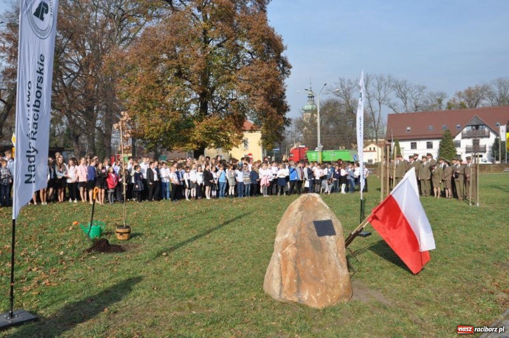 Zdjęcie w galerii na portalu naszraciborz.pl: W Rudach posadzili Dąb Niepodległości wiadomości z regionu