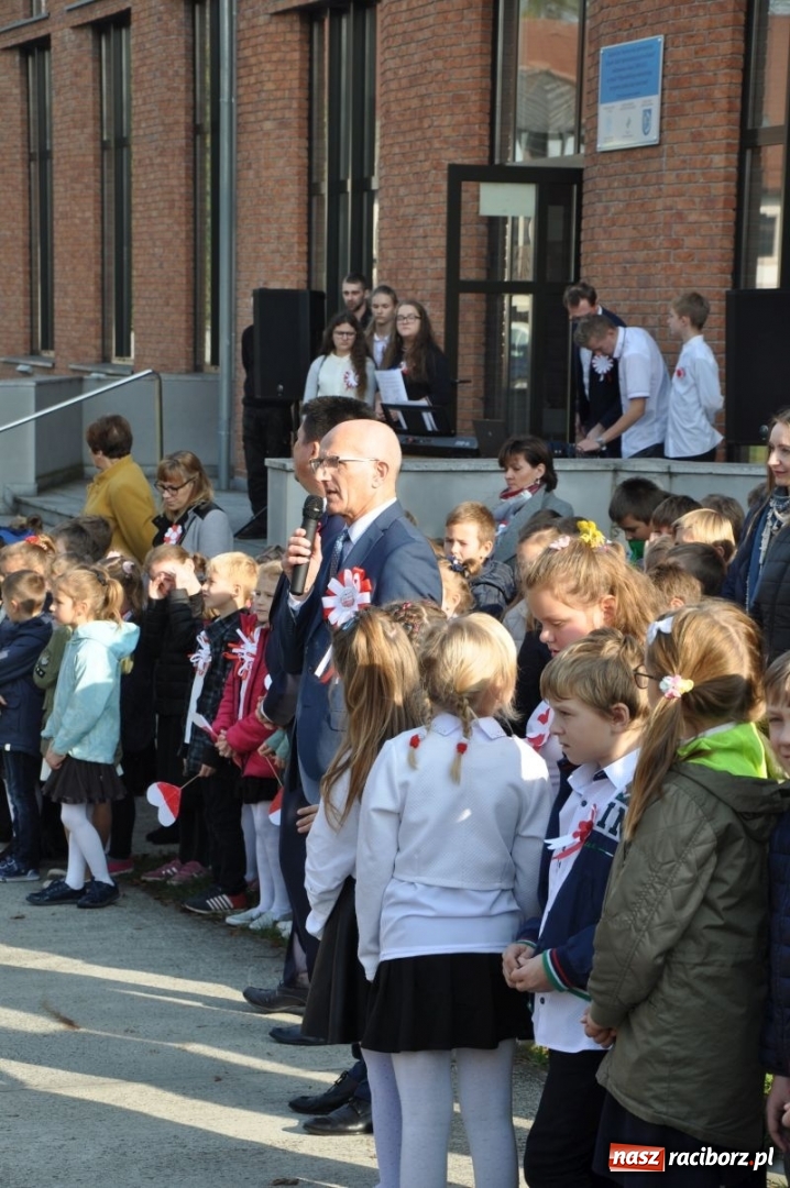 Zdjęcie w galerii na portalu naszraciborz.pl: W Rudach posadzili Dąb Niepodległości wiadomości z regionu