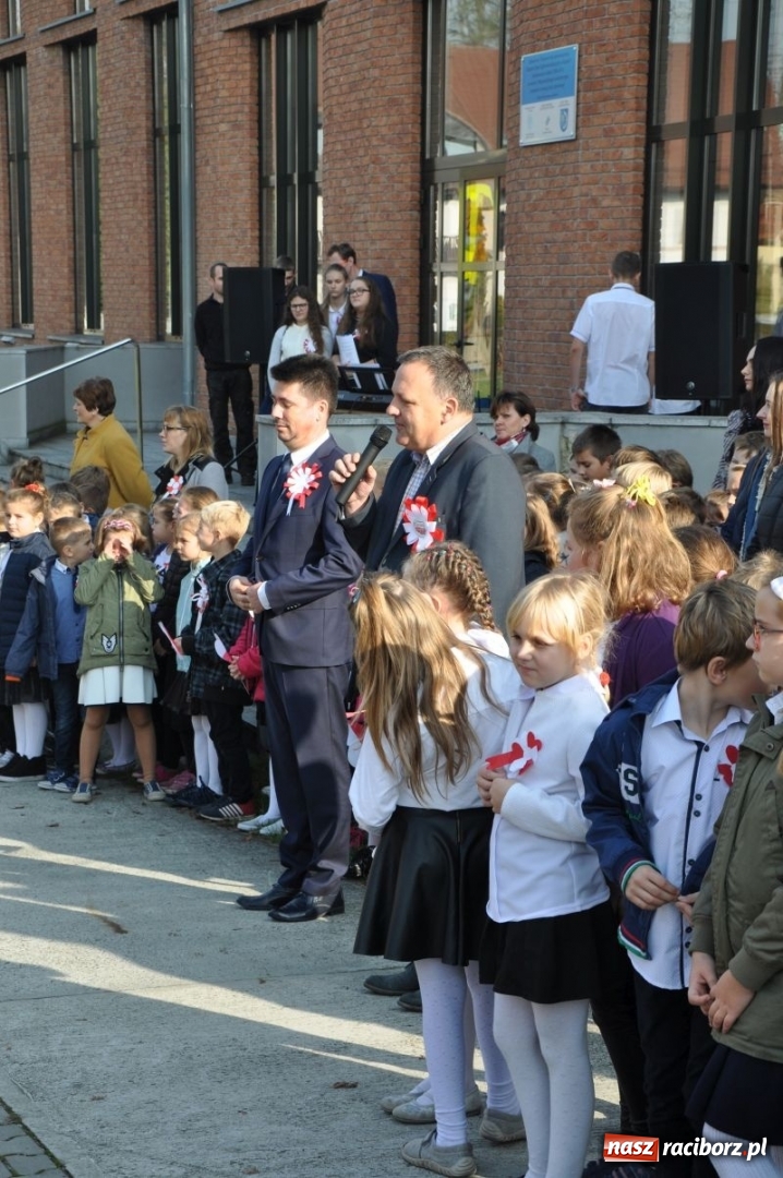 Zdjęcie w galerii na portalu naszraciborz.pl: W Rudach posadzili Dąb Niepodległości wiadomości z regionu