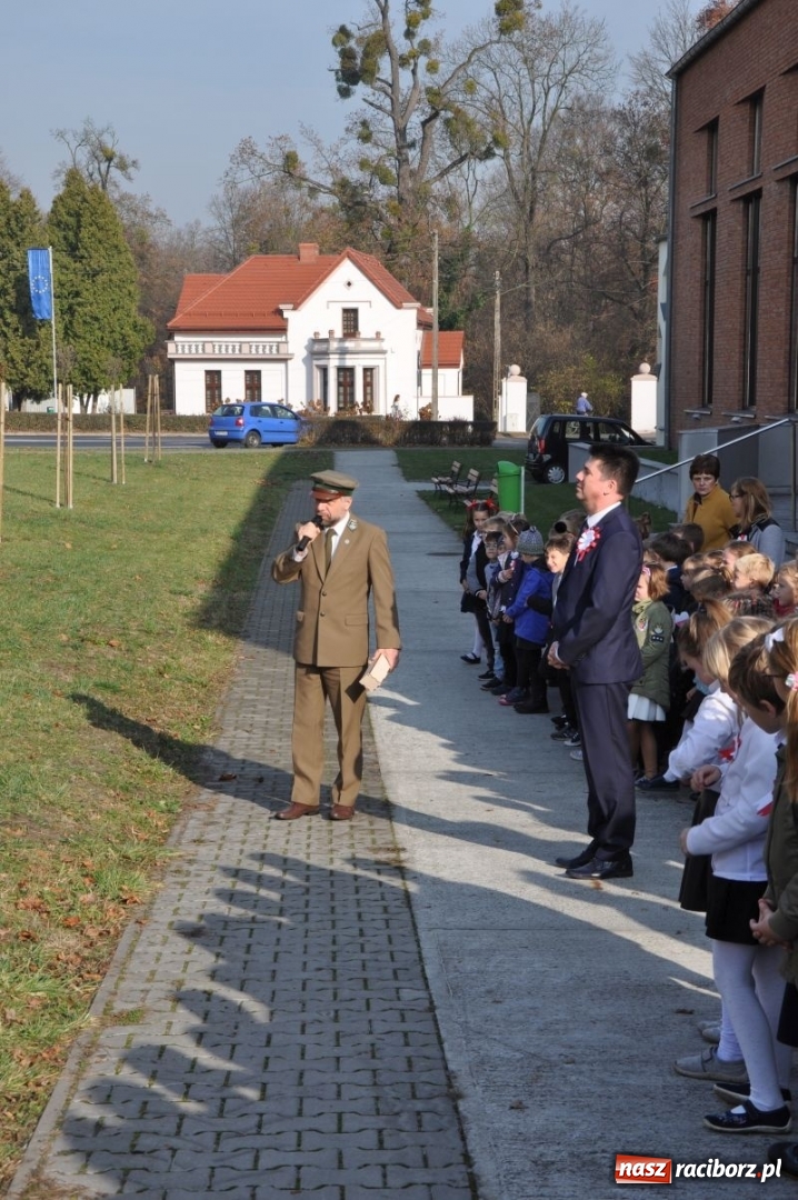 Zdjęcie w galerii na portalu naszraciborz.pl: W Rudach posadzili Dąb Niepodległości wiadomości z regionu