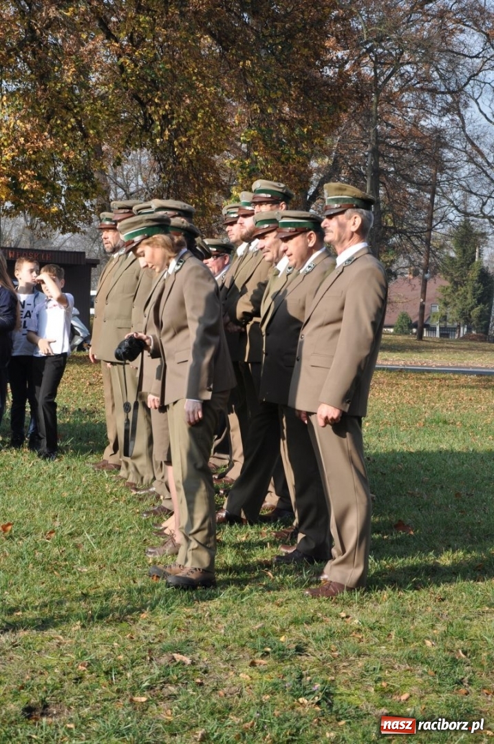 Zdjęcie w galerii na portalu naszraciborz.pl: W Rudach posadzili Dąb Niepodległości wiadomości z regionu