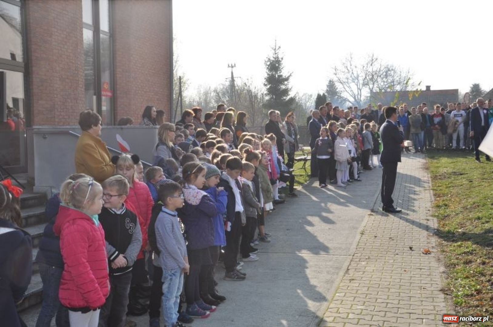 Zdjęcie w galerii na portalu naszraciborz.pl: W Rudach posadzili Dąb Niepodległości wiadomości z regionu