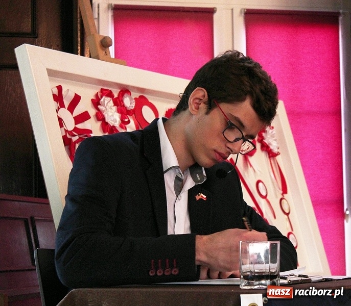 Zdjęcie w galerii na portalu naszraciborz.pl: Uroczysta akademia z okazji Święta Niepodległości w I LO  wiadomości z regionu