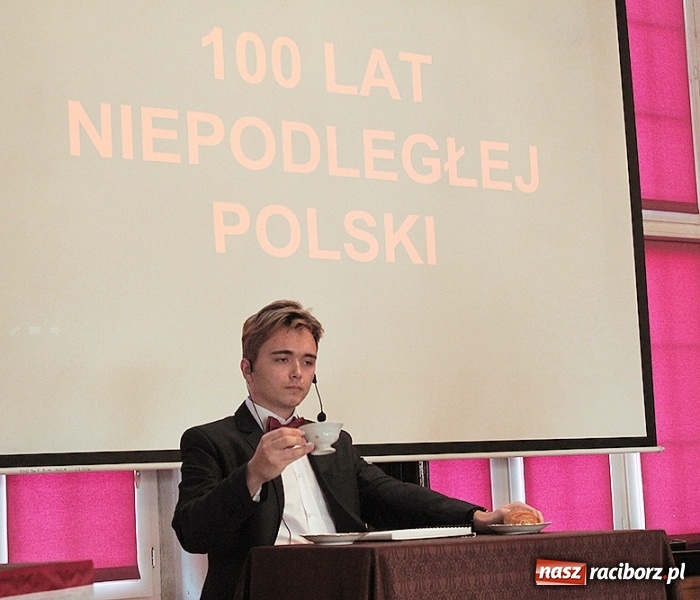 Zdjęcie w galerii na portalu naszraciborz.pl: Uroczysta akademia z okazji Święta Niepodległości w I LO  wiadomości z regionu