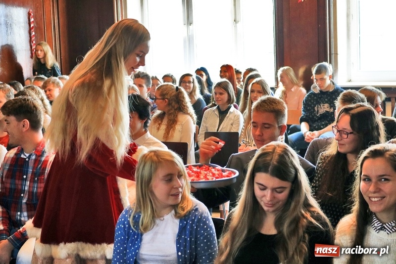 Zdjęcie w galerii na portalu naszraciborz.pl: Uroczysta akademia z okazji Święta Niepodległości w I LO  wiadomości z regionu