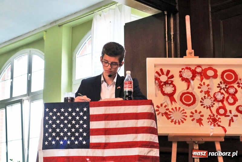 Zdjęcie w galerii na portalu naszraciborz.pl: Uroczysta akademia z okazji Święta Niepodległości w I LO  wiadomości z regionu