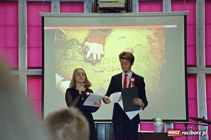 Zdjęcie w galerii na portalu naszraciborz.pl: Uroczysta akademia z okazji Święta Niepodległości w I LO  wiadomości z regionu