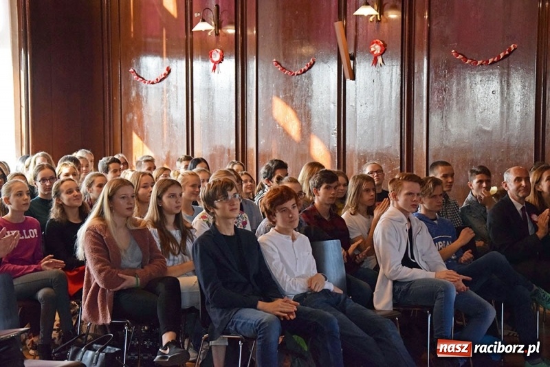 Zdjęcie w galerii na portalu naszraciborz.pl: Uroczysta akademia z okazji Święta Niepodległości w I LO  wiadomości z regionu