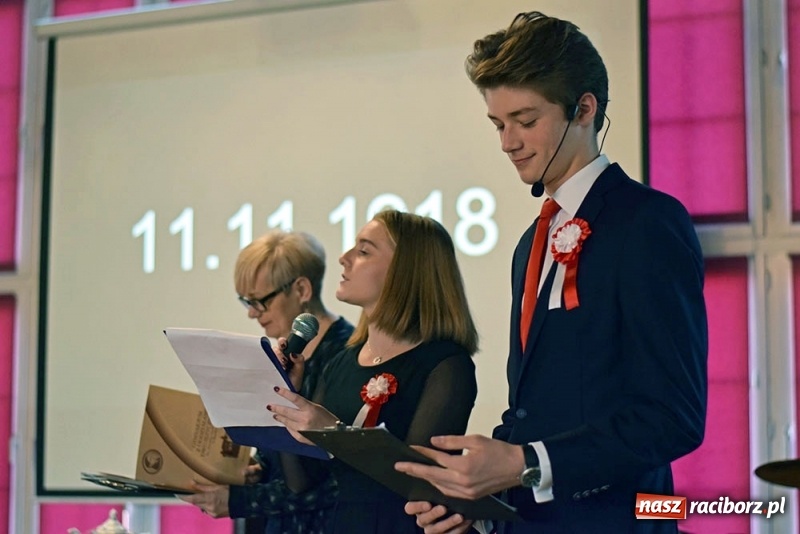 Zdjęcie w galerii na portalu naszraciborz.pl: Uroczysta akademia z okazji Święta Niepodległości w I LO  wiadomości z regionu