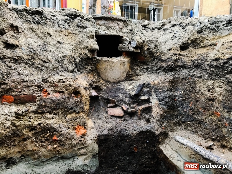 Zdjęcie w galerii na portalu naszraciborz.pl: Ulica Długa odkrywa swoje tajemnice  wiadomości z regionu