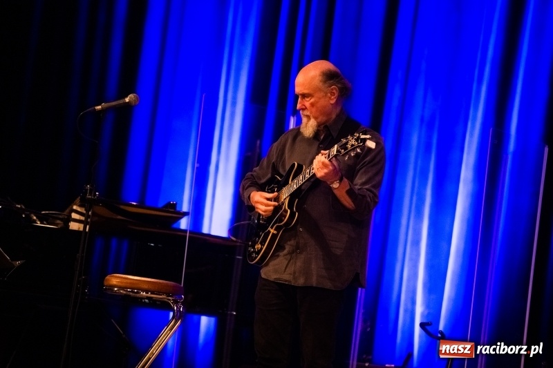 Zdjęcie w galerii na portalu naszraciborz.pl: John Scofield na deskach sceny Raciborskiego Centrum Kultury wiadomości z regionu