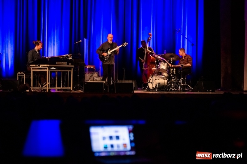 Zdjęcie w galerii na portalu naszraciborz.pl: John Scofield na deskach sceny Raciborskiego Centrum Kultury wiadomości z regionu