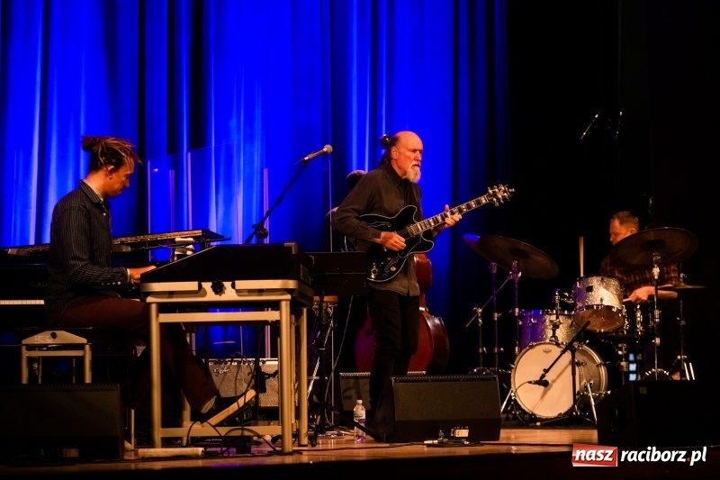 Zdjęcie w galerii na portalu naszraciborz.pl: John Scofield na deskach sceny Raciborskiego Centrum Kultury wiadomości z regionu