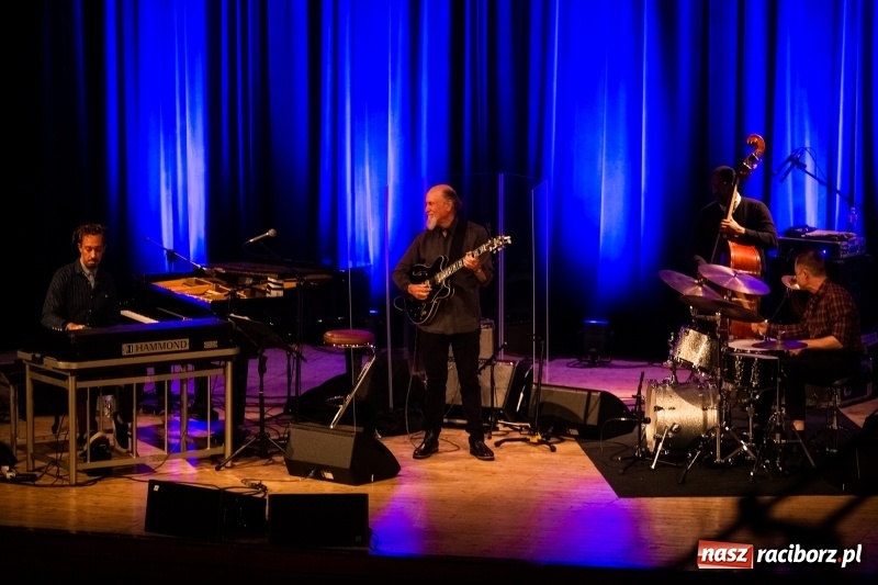 Zdjęcie w galerii na portalu naszraciborz.pl: John Scofield na deskach sceny Raciborskiego Centrum Kultury wiadomości z regionu