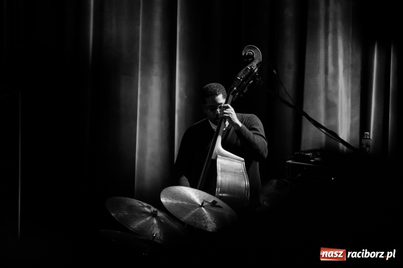 Zdjęcie w galerii na portalu naszraciborz.pl: John Scofield na deskach sceny Raciborskiego Centrum Kultury wiadomości z regionu