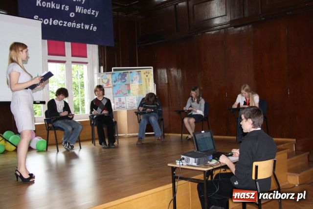 Zdjęcie w galerii na portalu naszraciborz.pl: Solenizant wygrał konkurs z WOS-u wiadomości z regionu