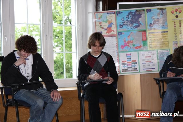 Zdjęcie w galerii na portalu naszraciborz.pl: Solenizant wygrał konkurs z WOS-u wiadomości z regionu