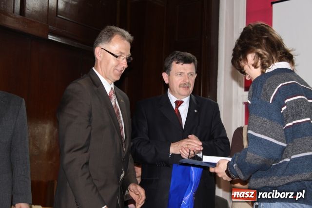 Zdjęcie w galerii na portalu naszraciborz.pl: Solenizant wygrał konkurs z WOS-u wiadomości z regionu