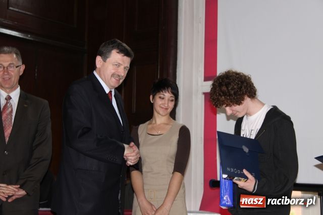 Zdjęcie w galerii na portalu naszraciborz.pl: Solenizant wygrał konkurs z WOS-u wiadomości z regionu
