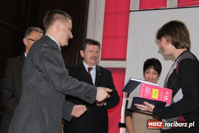 Zdjęcie w galerii na portalu naszraciborz.pl: Solenizant wygrał konkurs z WOS-u wiadomości z regionu