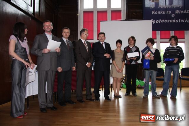 Zdjęcie w galerii na portalu naszraciborz.pl: Solenizant wygrał konkurs z WOS-u wiadomości z regionu