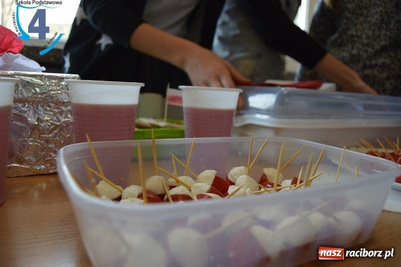 Zdjęcie w galerii na portalu naszraciborz.pl: Czwórka razem dla Niepodległej wiadomości z regionu