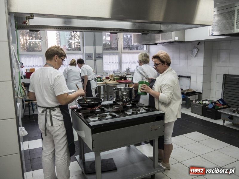 Zdjęcie w galerii na portalu naszraciborz.pl: Gdzie kucharek sześć... Tam smacznie i zdrowo! wiadomości z regionu