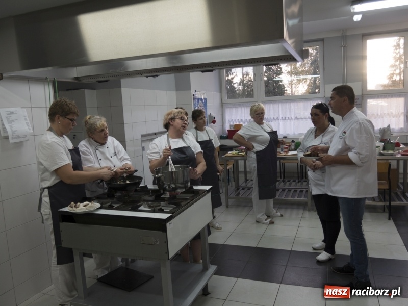 Zdjęcie w galerii na portalu naszraciborz.pl: Gdzie kucharek sześć... Tam smacznie i zdrowo! wiadomości z regionu