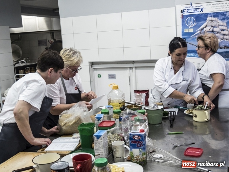 Zdjęcie w galerii na portalu naszraciborz.pl: Gdzie kucharek sześć... Tam smacznie i zdrowo! wiadomości z regionu