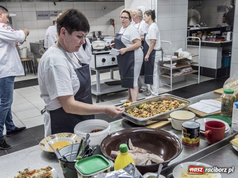 Zdjęcie w galerii na portalu naszraciborz.pl: Gdzie kucharek sześć... Tam smacznie i zdrowo! wiadomości z regionu