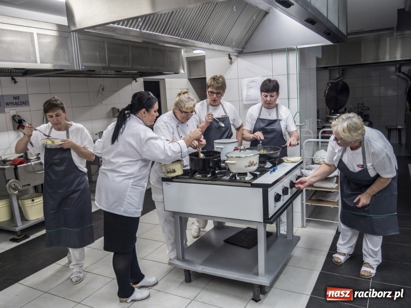Zdjęcie w galerii na portalu naszraciborz.pl: Gdzie kucharek sześć... Tam smacznie i zdrowo! wiadomości z regionu