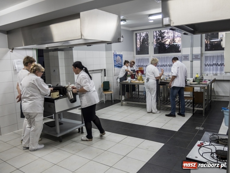 Zdjęcie w galerii na portalu naszraciborz.pl: Gdzie kucharek sześć... Tam smacznie i zdrowo! wiadomości z regionu