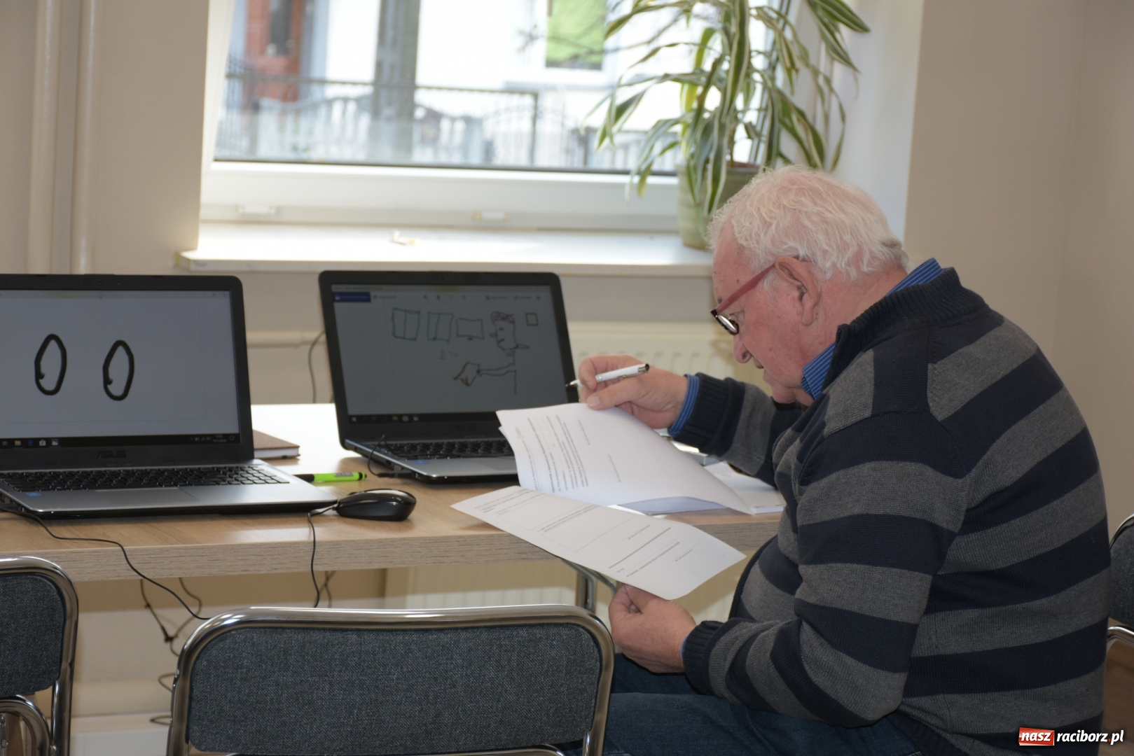 Zdjęcie w galerii na portalu naszraciborz.pl: Na naukę nigdy nie jest za późno. W Owsiszczach rozpoczął się kurs komputerowy dla seniorów wiadomości z regionu