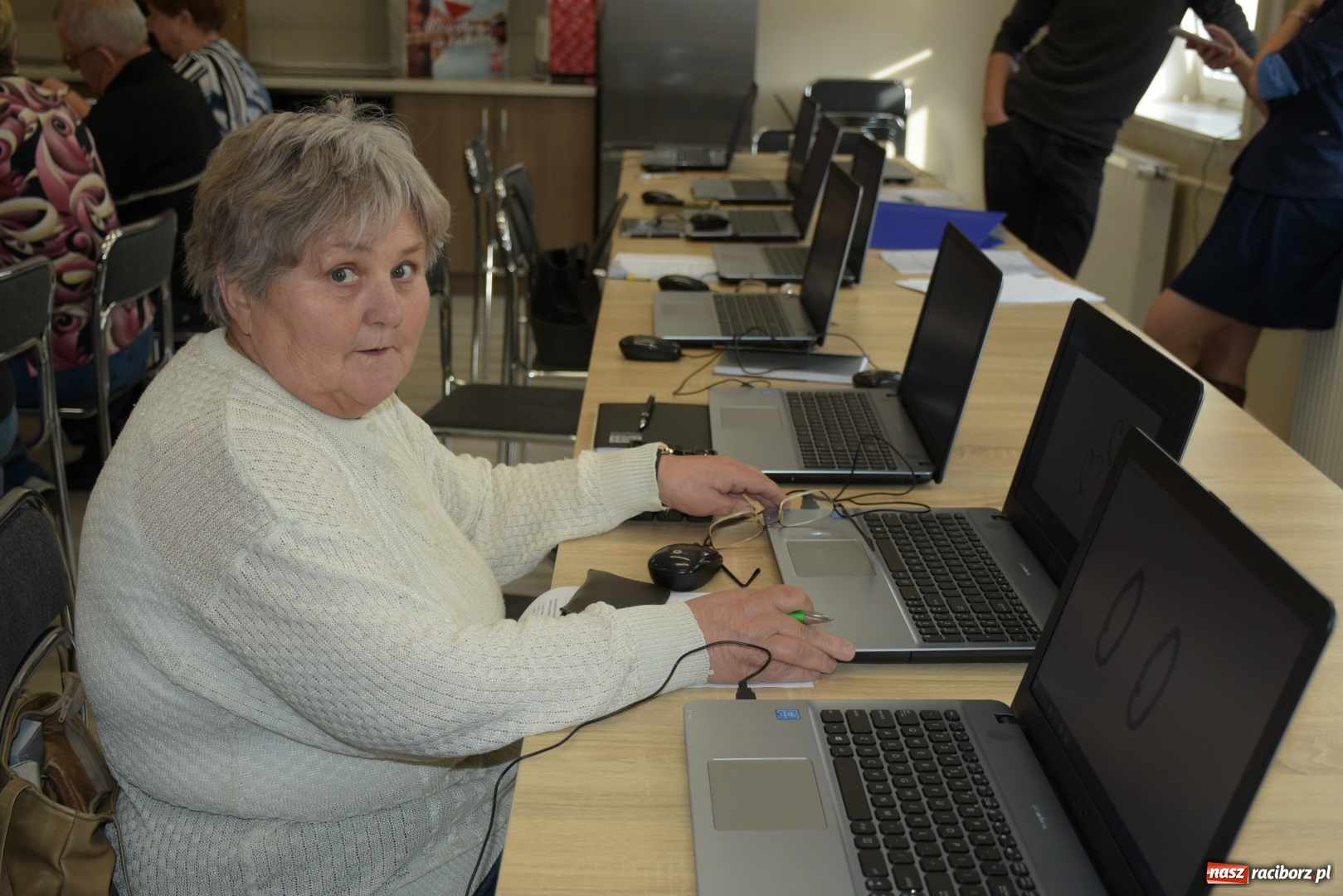 Zdjęcie w galerii na portalu naszraciborz.pl: Na naukę nigdy nie jest za późno. W Owsiszczach rozpoczął się kurs komputerowy dla seniorów wiadomości z regionu