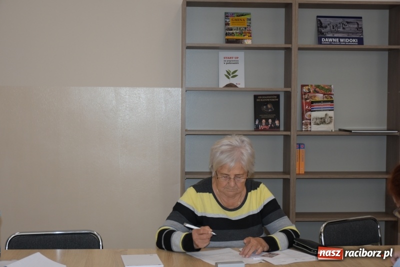 Zdjęcie w galerii na portalu naszraciborz.pl: Na naukę nigdy nie jest za późno. W Owsiszczach rozpoczął się kurs komputerowy dla seniorów wiadomości z regionu