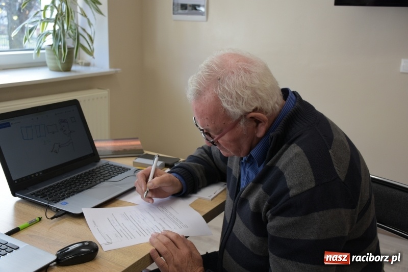 Zdjęcie w galerii na portalu naszraciborz.pl: Na naukę nigdy nie jest za późno. W Owsiszczach rozpoczął się kurs komputerowy dla seniorów wiadomości z regionu