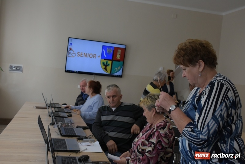Zdjęcie w galerii na portalu naszraciborz.pl: Na naukę nigdy nie jest za późno. W Owsiszczach rozpoczął się kurs komputerowy dla seniorów wiadomości z regionu