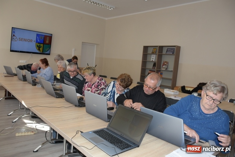 Zdjęcie w galerii na portalu naszraciborz.pl: Na naukę nigdy nie jest za późno. W Owsiszczach rozpoczął się kurs komputerowy dla seniorów wiadomości z regionu