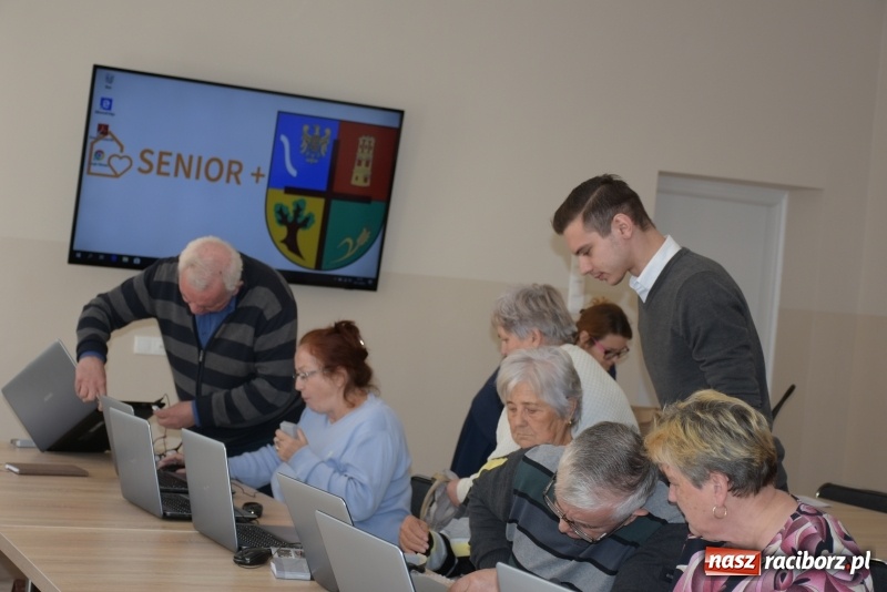 Zdjęcie w galerii na portalu naszraciborz.pl: Na naukę nigdy nie jest za późno. W Owsiszczach rozpoczął się kurs komputerowy dla seniorów wiadomości z regionu