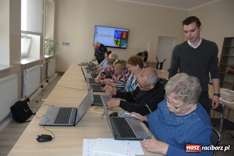 Zdjęcie w galerii na portalu naszraciborz.pl: Na naukę nigdy nie jest za późno. W Owsiszczach rozpoczął się kurs komputerowy dla seniorów wiadomości z regionu