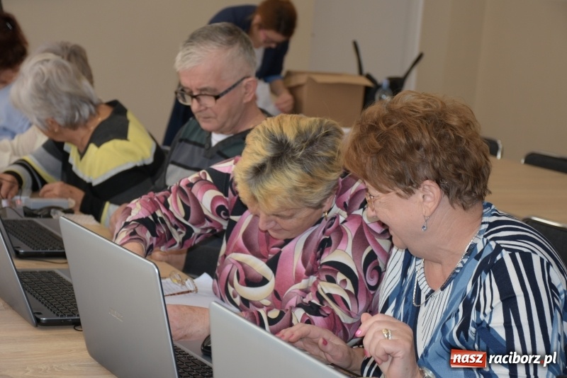 Zdjęcie w galerii na portalu naszraciborz.pl: Na naukę nigdy nie jest za późno. W Owsiszczach rozpoczął się kurs komputerowy dla seniorów wiadomości z regionu