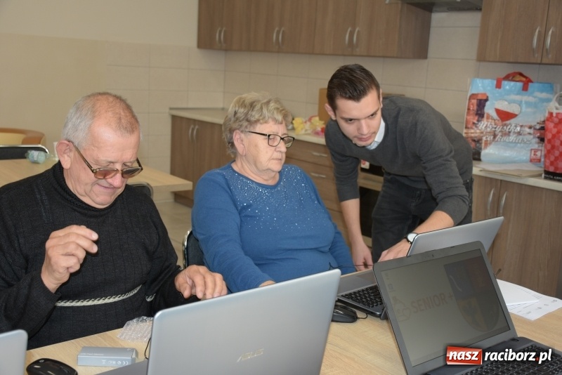 Zdjęcie w galerii na portalu naszraciborz.pl: Na naukę nigdy nie jest za późno. W Owsiszczach rozpoczął się kurs komputerowy dla seniorów wiadomości z regionu