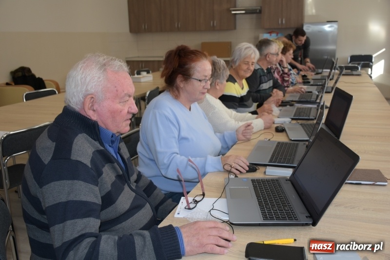 Zdjęcie w galerii na portalu naszraciborz.pl: Na naukę nigdy nie jest za późno. W Owsiszczach rozpoczął się kurs komputerowy dla seniorów wiadomości z regionu