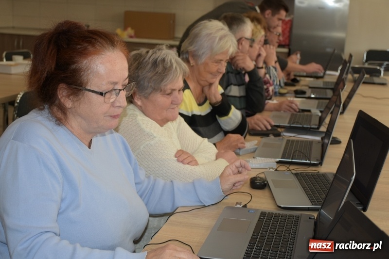 Zdjęcie w galerii na portalu naszraciborz.pl: Na naukę nigdy nie jest za późno. W Owsiszczach rozpoczął się kurs komputerowy dla seniorów wiadomości z regionu