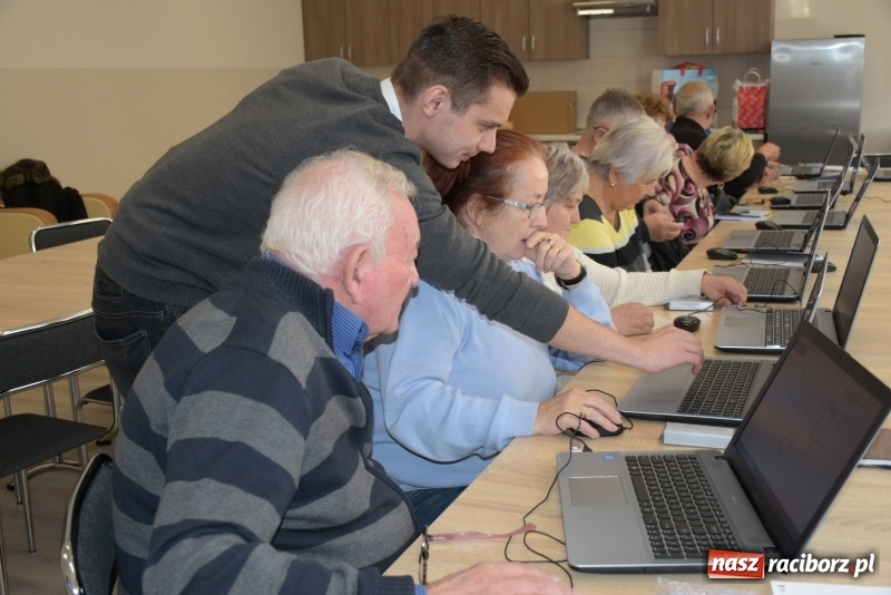Zdjęcie w galerii na portalu naszraciborz.pl: Na naukę nigdy nie jest za późno. W Owsiszczach rozpoczął się kurs komputerowy dla seniorów wiadomości z regionu
