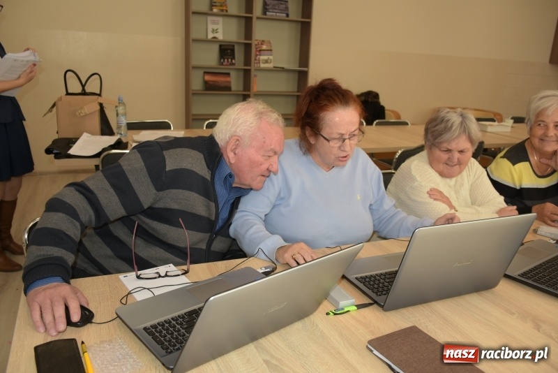 Zdjęcie w galerii na portalu naszraciborz.pl: Na naukę nigdy nie jest za późno. W Owsiszczach rozpoczął się kurs komputerowy dla seniorów wiadomości z regionu