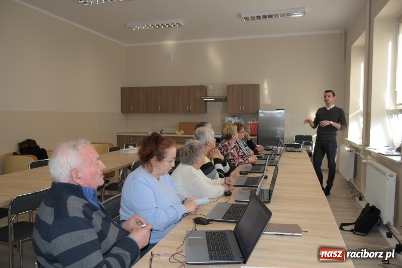 Zdjęcie w galerii na portalu naszraciborz.pl: Na naukę nigdy nie jest za późno. W Owsiszczach rozpoczął się kurs komputerowy dla seniorów wiadomości z regionu