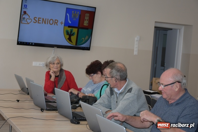Zdjęcie w galerii na portalu naszraciborz.pl: Na naukę nigdy nie jest za późno. W Owsiszczach rozpoczął się kurs komputerowy dla seniorów wiadomości z regionu