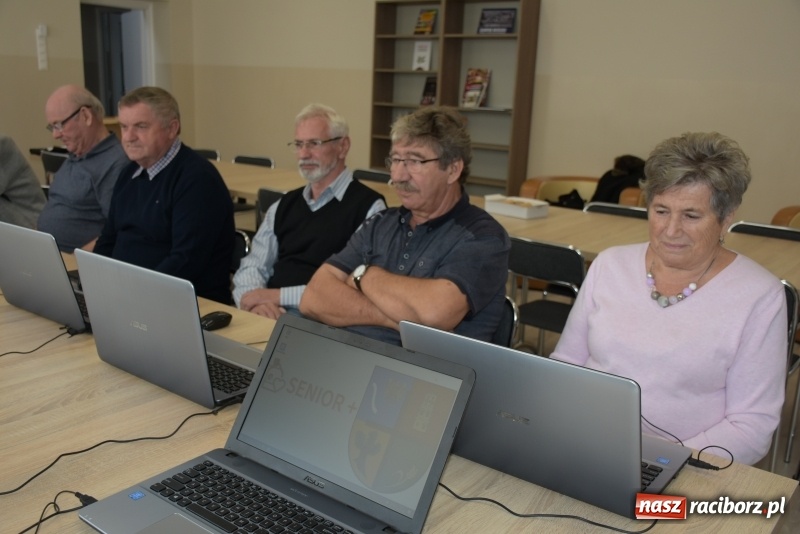 Zdjęcie w galerii na portalu naszraciborz.pl: Na naukę nigdy nie jest za późno. W Owsiszczach rozpoczął się kurs komputerowy dla seniorów wiadomości z regionu