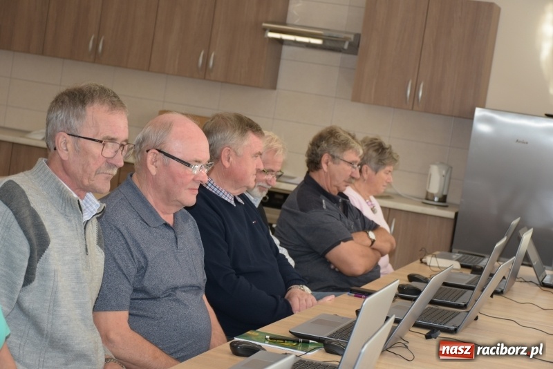 Zdjęcie w galerii na portalu naszraciborz.pl: Na naukę nigdy nie jest za późno. W Owsiszczach rozpoczął się kurs komputerowy dla seniorów wiadomości z regionu